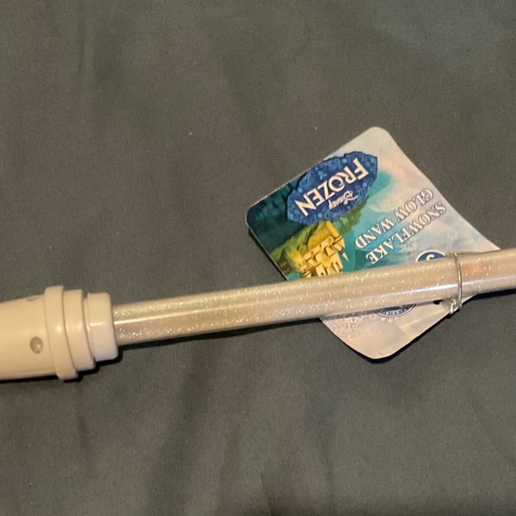 Disneys  FROZEN SNOWFLAKE GLOW WAND  NWT - Picture 6 of 15
